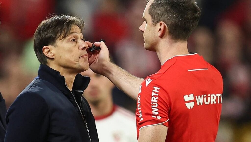 En la foto, el árbitro pide a Almeyda que abandone el banquillo