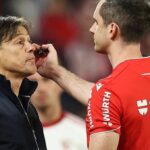 En la foto, el árbitro pide a Almeyda que abandone el banquillo