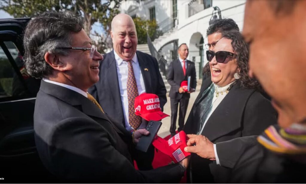 En la foto, Petro regala entre los suyos los regalos de Trump