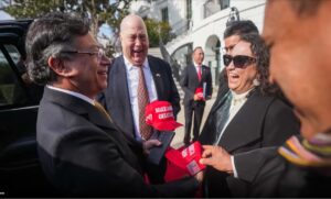 En la foto, Petro regala entre los suyos los regalos de Trump