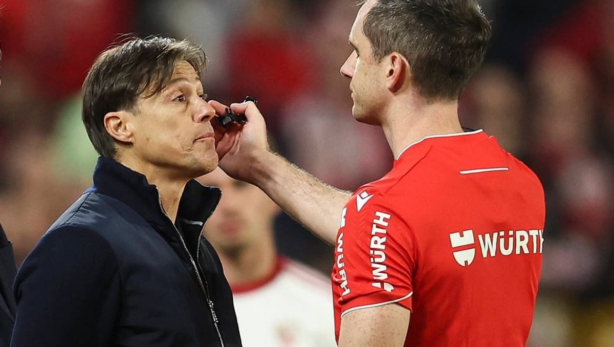 En la foto, el árbitro pide a Almeyda que abandone el banquillo