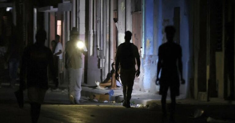 En la foto, Cuba en apagones