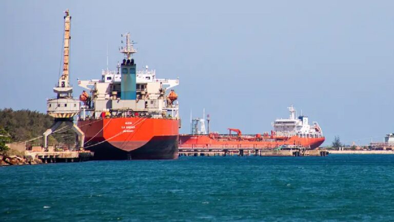 En la foto, barcos petroleros