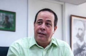 En la foto, el ministro de Salud de Cuba