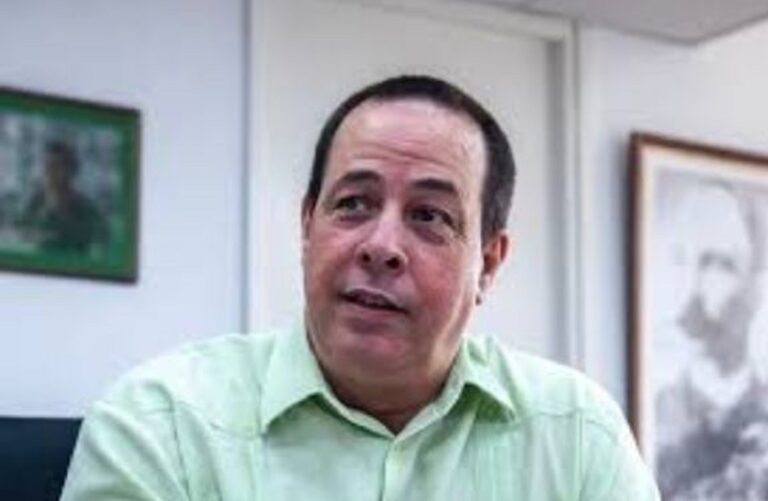 En la foto, el ministro de Salud de Cuba