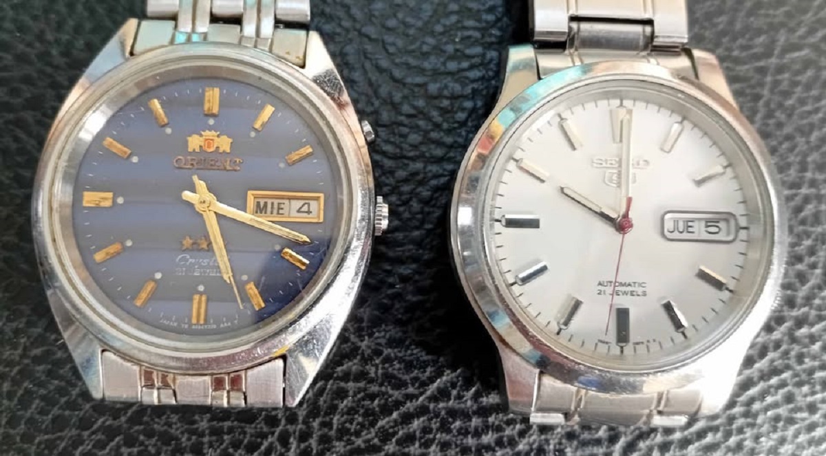 En la foto, dos relojes con horarios diferentes