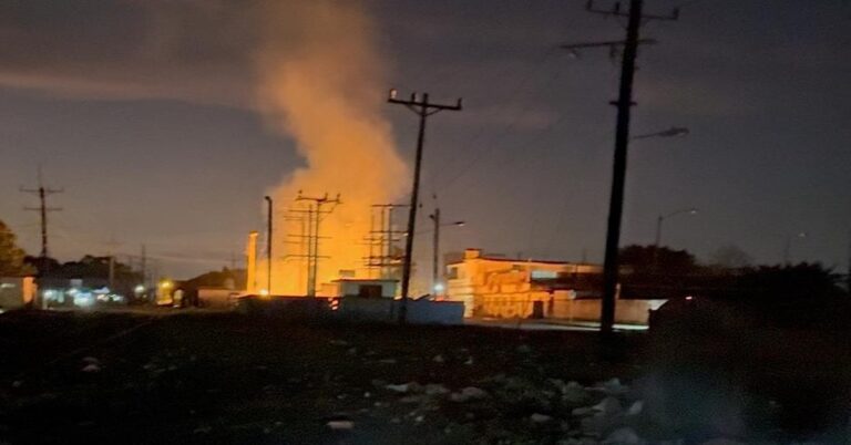 En la foto, la subestación eléctrica que arde en San José de las Lajas