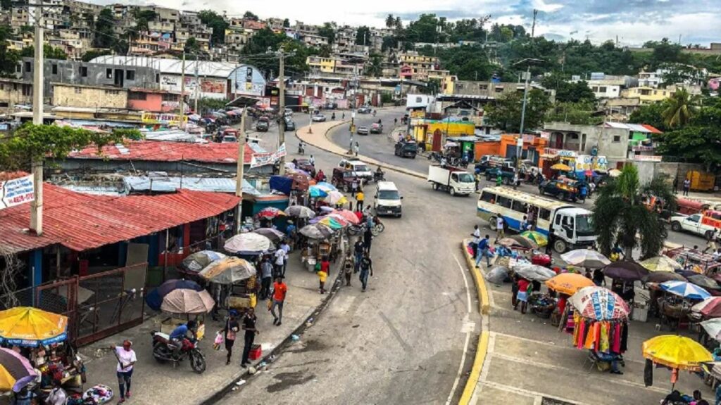 La vida regresa a un cruce de Puerto Príncipe recuperado de las pandillas, pero la normalidad sigue siendo esquiva 4 En la foto, algunos lugares de Puerto Príncipe han vuelto a la normalidad