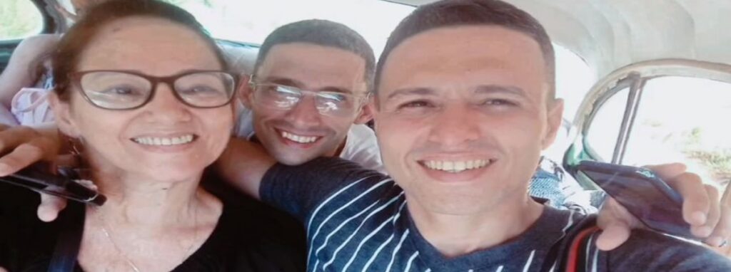 En la foto, los hermanos Perdomo y su madre