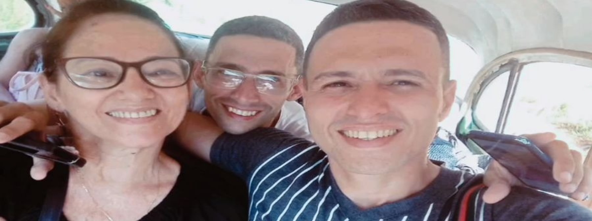 En la foto, los hermanos Perdomo y su madre