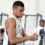 En la foto, Mbappé trabajando en el gimnasio