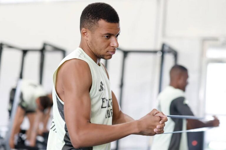En la foto, Mbappé trabajando en el gimnasio