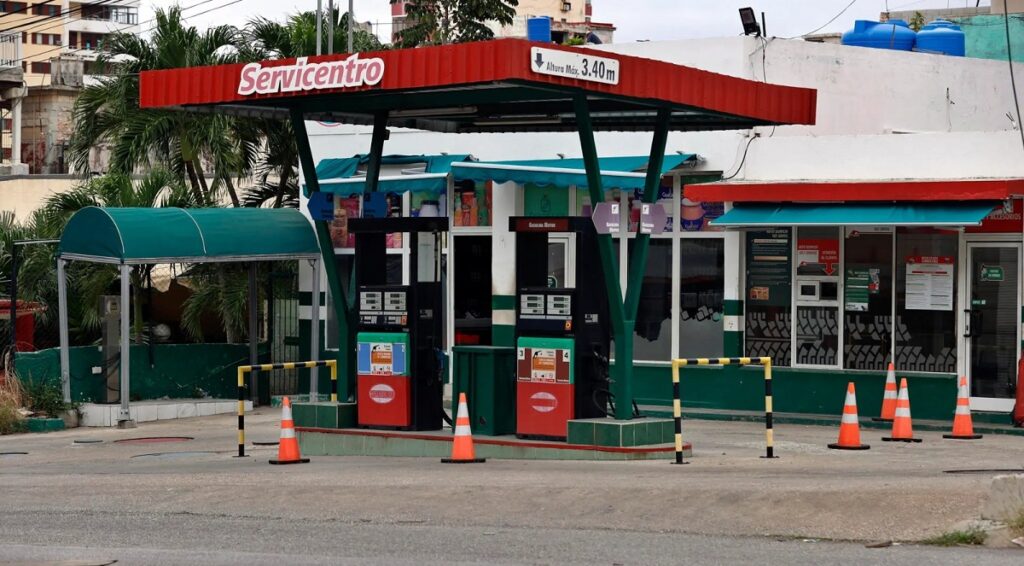 En la foto, gasolinera cubana