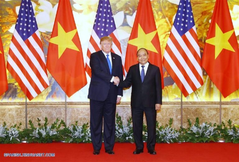 En la foto, los líderes de EEUU y Vietnam