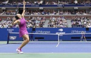En la foto, una tenista al momento de sacar
