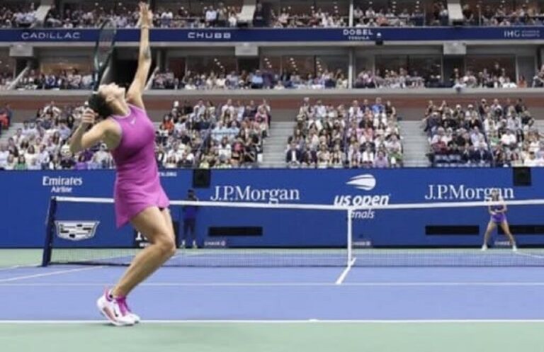 En la foto, una tenista al momento de sacar