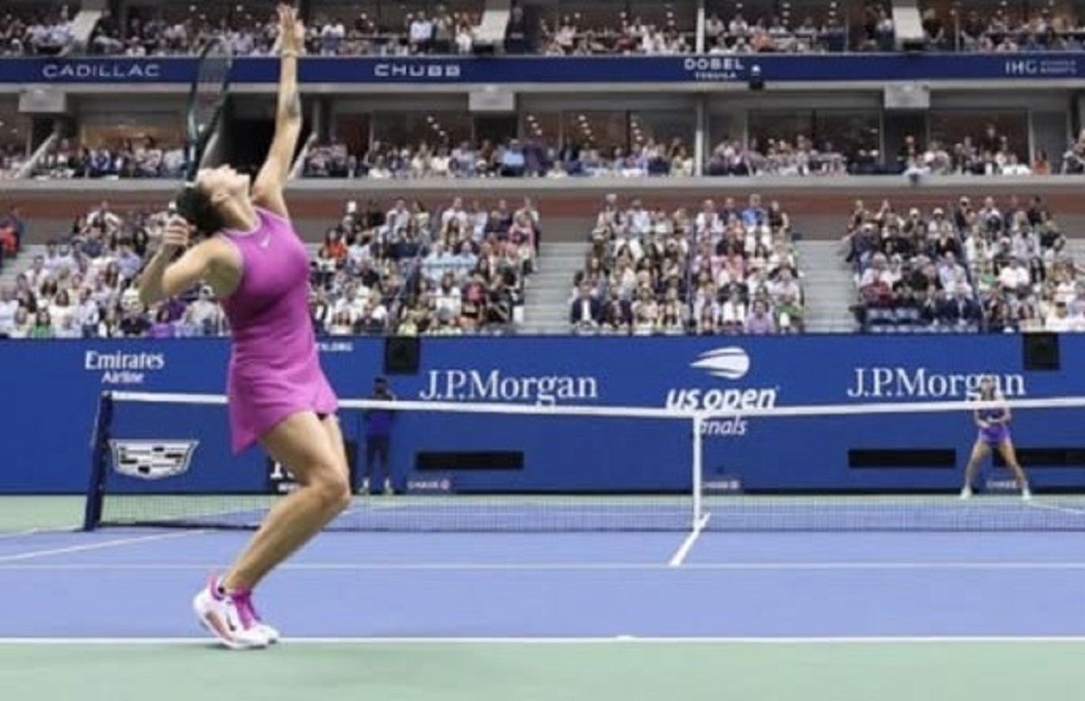 En la foto, una tenista al momento de sacar