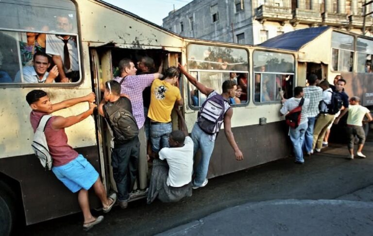 En la foto, un medio de transporte que hubo en Cuba, el camello