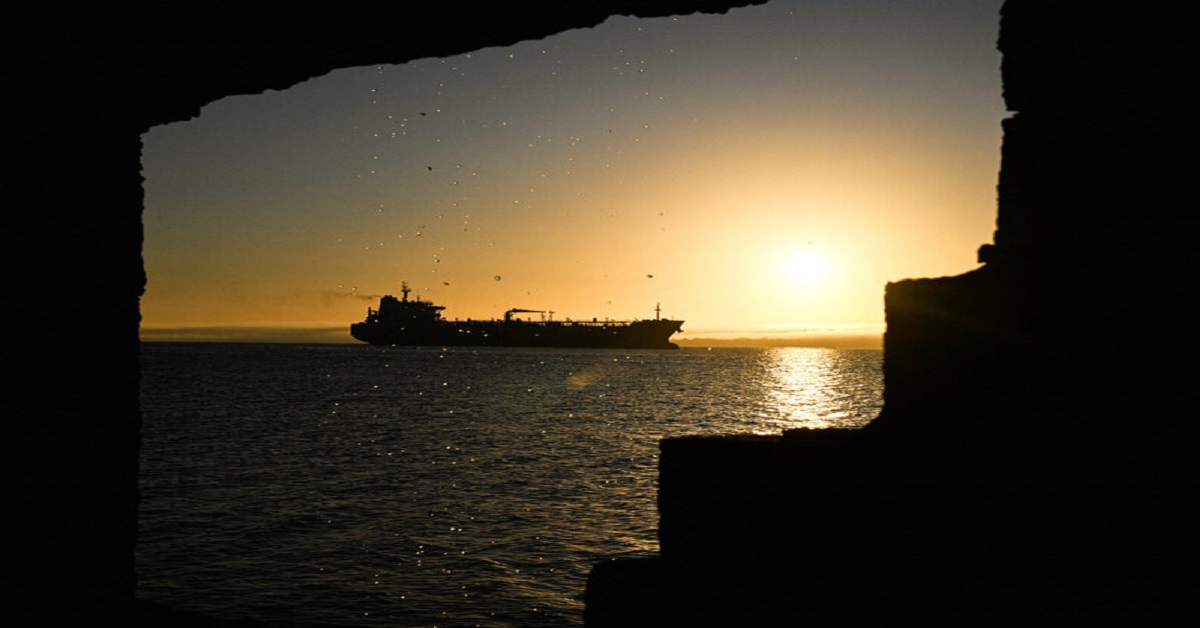 En la foto, un barco petrolero en un atardecer cubano