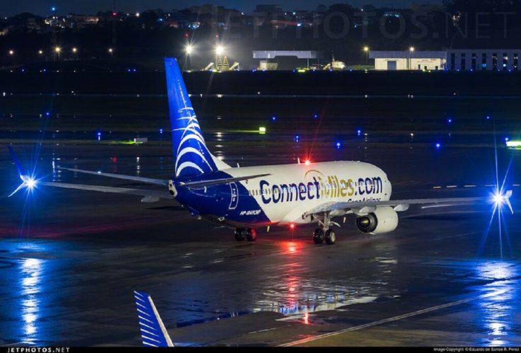 En la foto, un avión en la noche