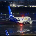 En la foto, un avión en la noche