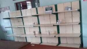 En la foto, una farmacía vacía en Cuba