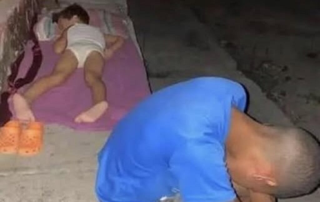 En la foto, un niño duerme en el piso y un padre vela su sueño