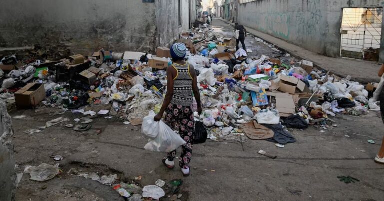 En la foto, montañas de basura en Cuba