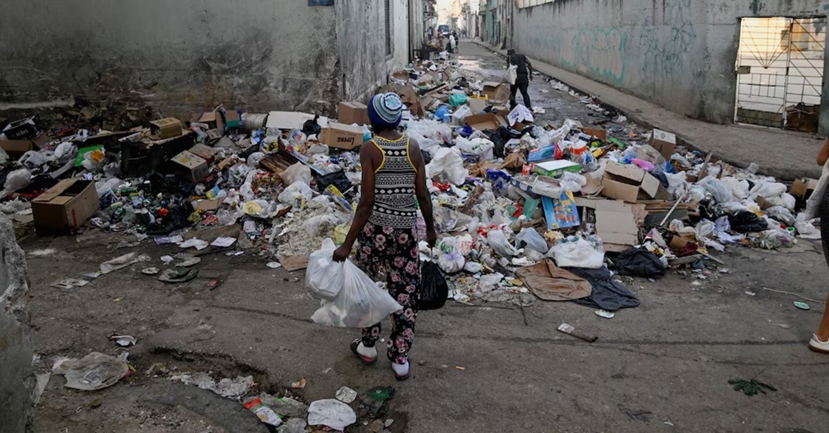 En la foto, montañas de basura en Cuba