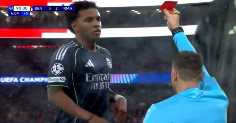 En la foto, el momento de la roja a Rodrigo Goes