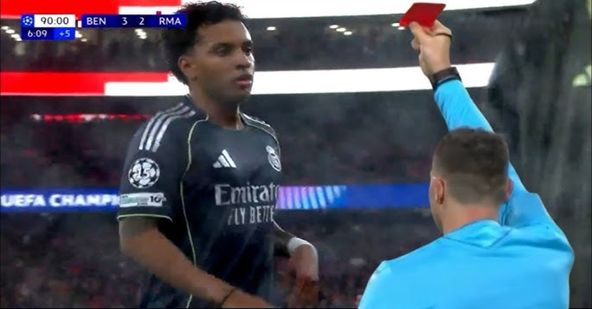 En la foto, el momento de la roja a Rodrigo Goes