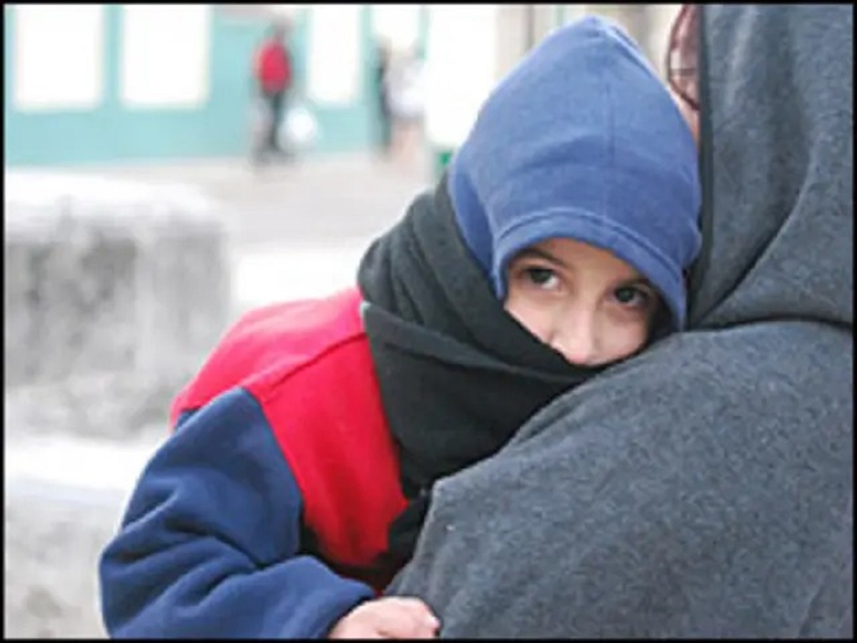 En la foto, un niño en brazos de uno de sus padres en Cuba