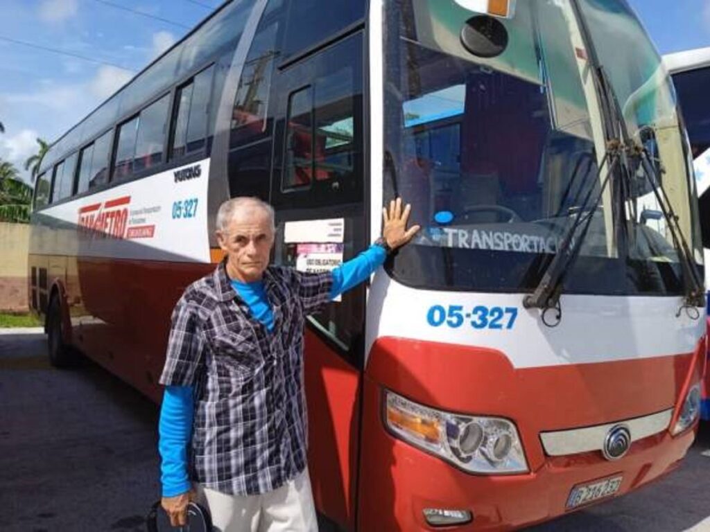En la foto, uno de los ómnibus que mueve a los trabajadores de Cayo Santa María