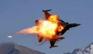 En la foto, avión derribado en Afganistán