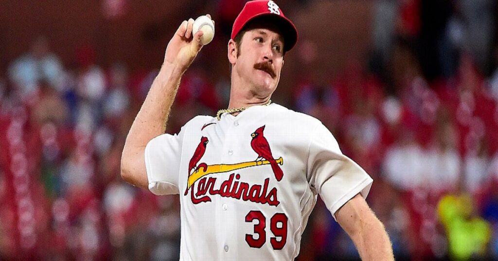 En la foto, Miles Mikolas con el uniforme de los Cardenales
