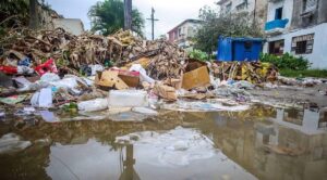 En la foto, basurero en una calle de Cuba
