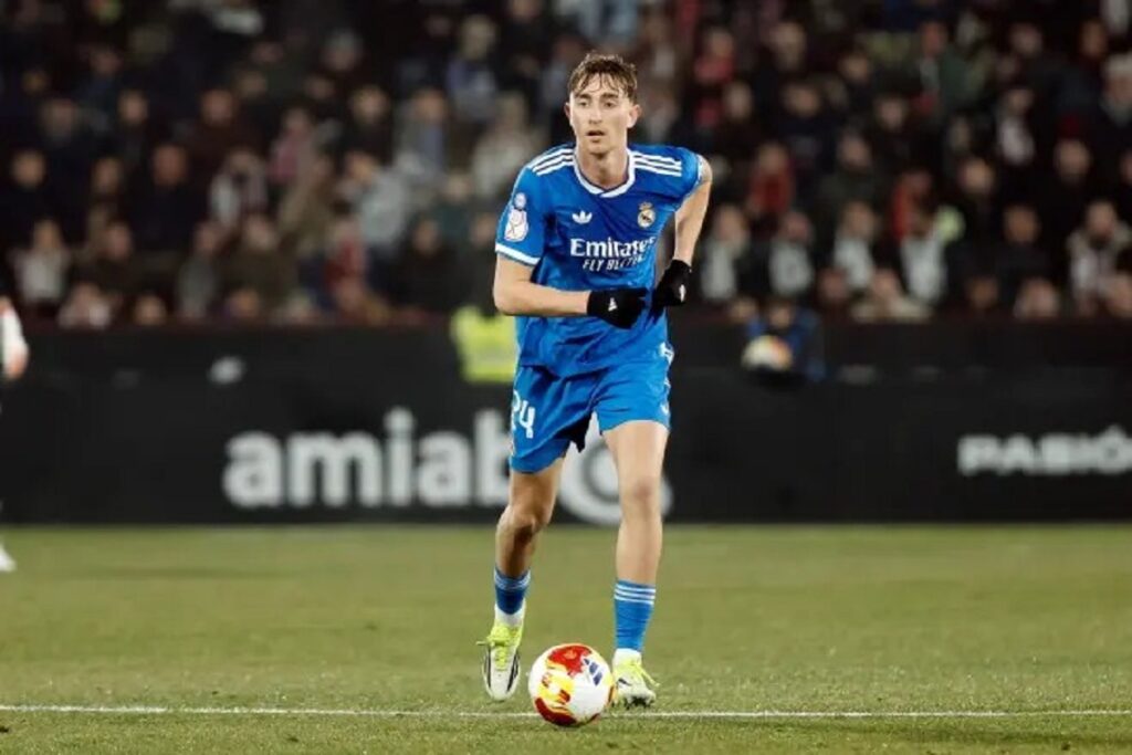 En la foto, Dean Huijsen