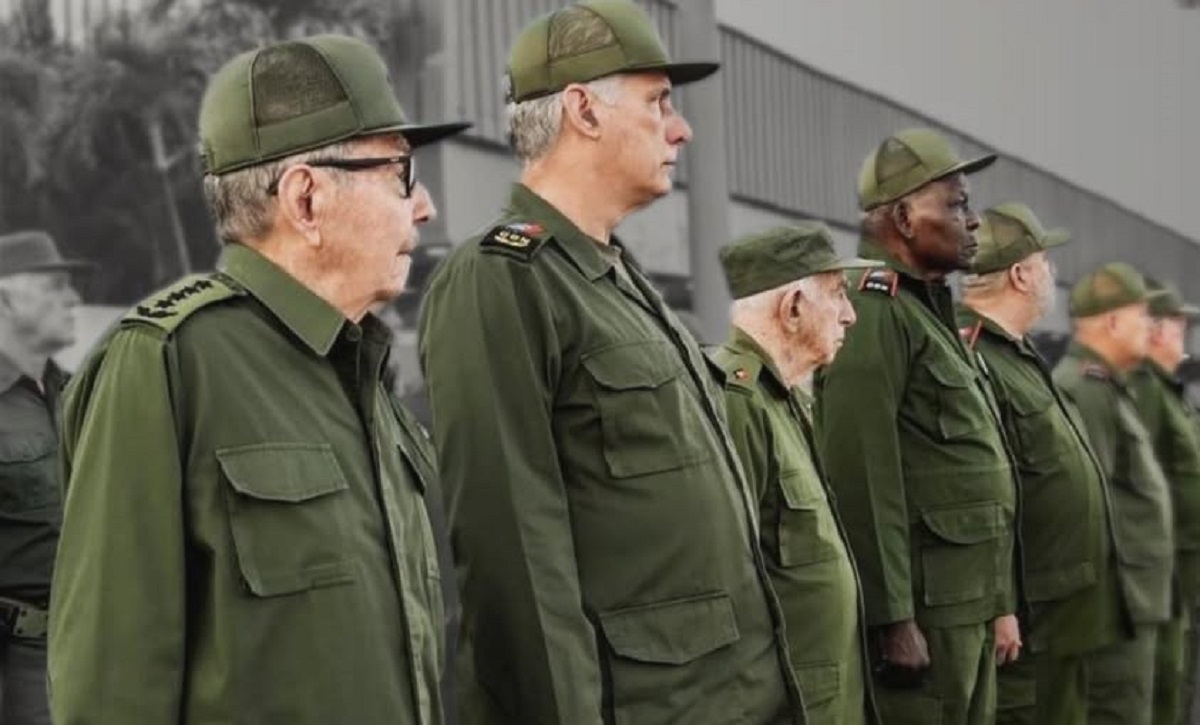 En la foto, los dueños del poder en Cuba