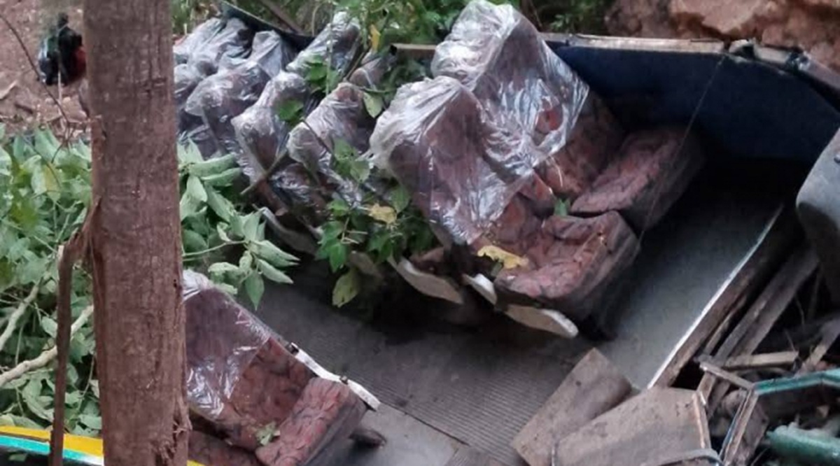 En la foto, restos del ómnibus accidentado en Bolivia