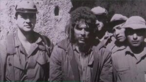 En la foto, el Che Guevara preso en La Higuera
