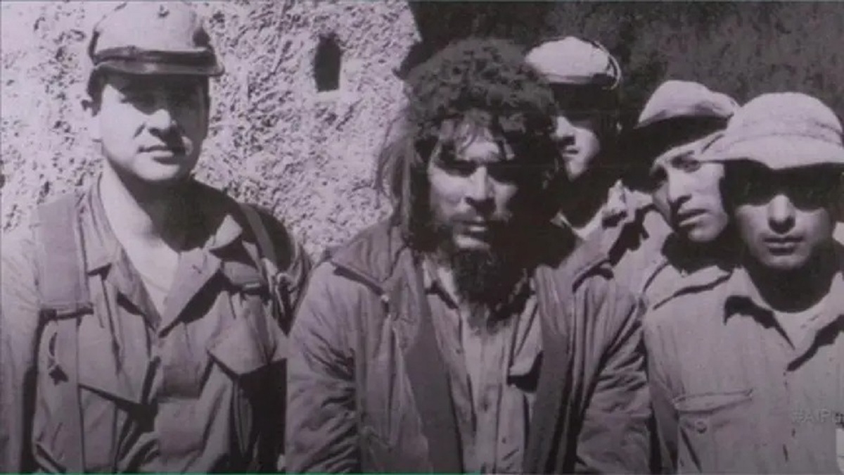 En la foto, el Che Guevara preso en La Higuera