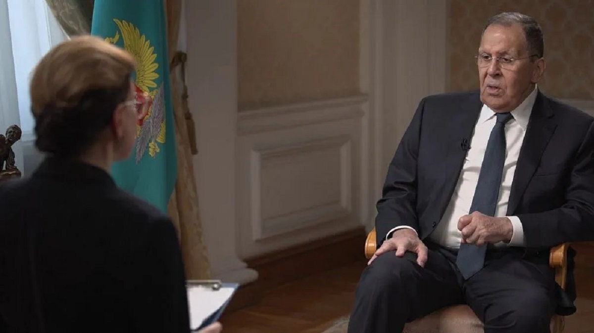 En la foto, Lavrov habla a TV Brics