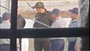 En la foto, oficiales fuera de la prisión de Canaleta