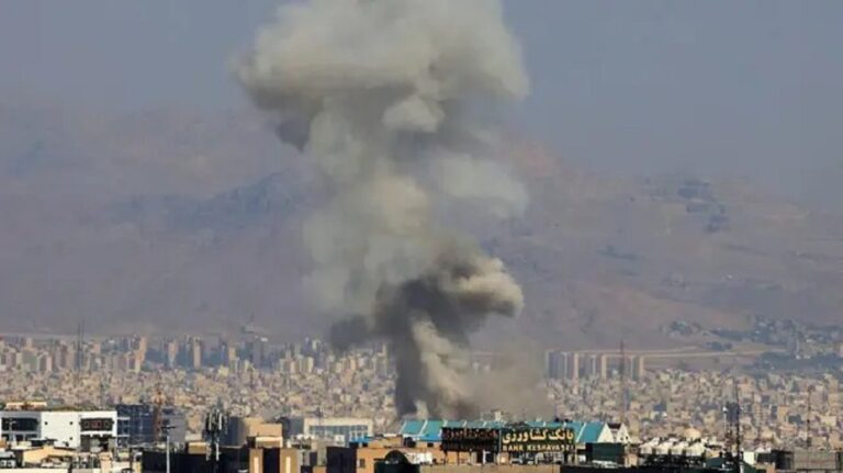 En la foto, imágenes del bombardeo de EEUU e Israel a Irán