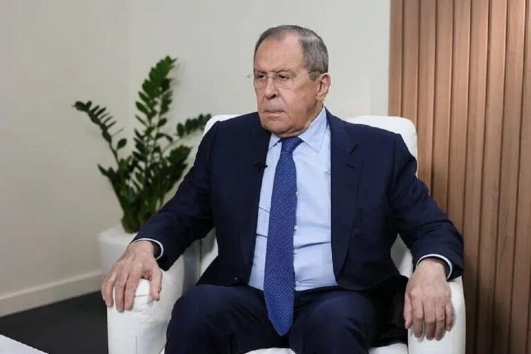 En la foto, el canciller ruso