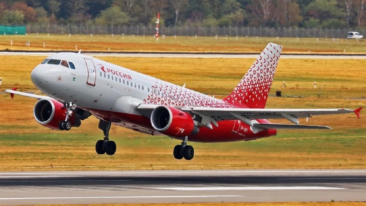 En la foto, un avión de la aerolínea rusa Rossiya