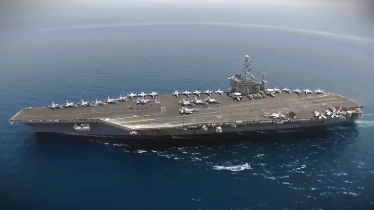 En al foto, navíos de guerra de EEUU cerca de las costas de Cuba