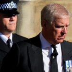 En la foto, el expríncipe andrés al salir de la Comisaría