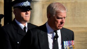 En la foto, el expríncipe andrés al salir de la Comisaría