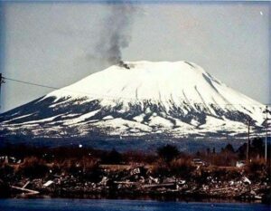 En la foto, la fumarola en la cima del volcán